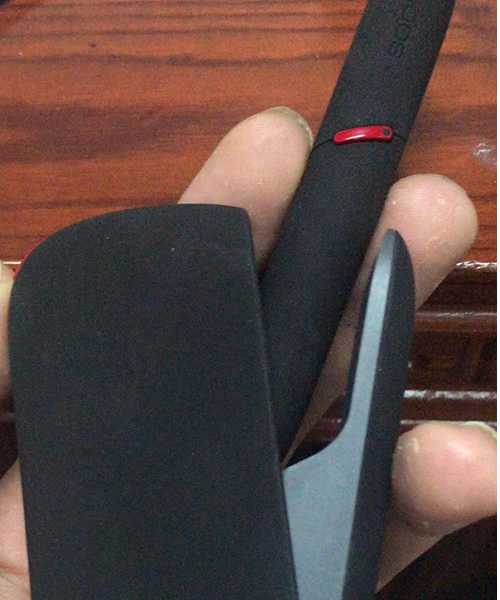 IQOS推出新配色黑色绒布配红色或者黄色按钮