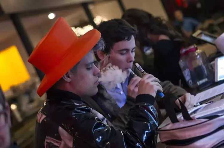4人网上卖电子烟犯法被刑拘，卖iqos烟弹违法！
