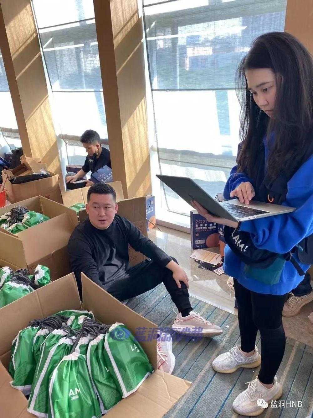 学习徕米好榜样：赫畅再次累坐地，全程记录魔鬼细节和团队有多努力
