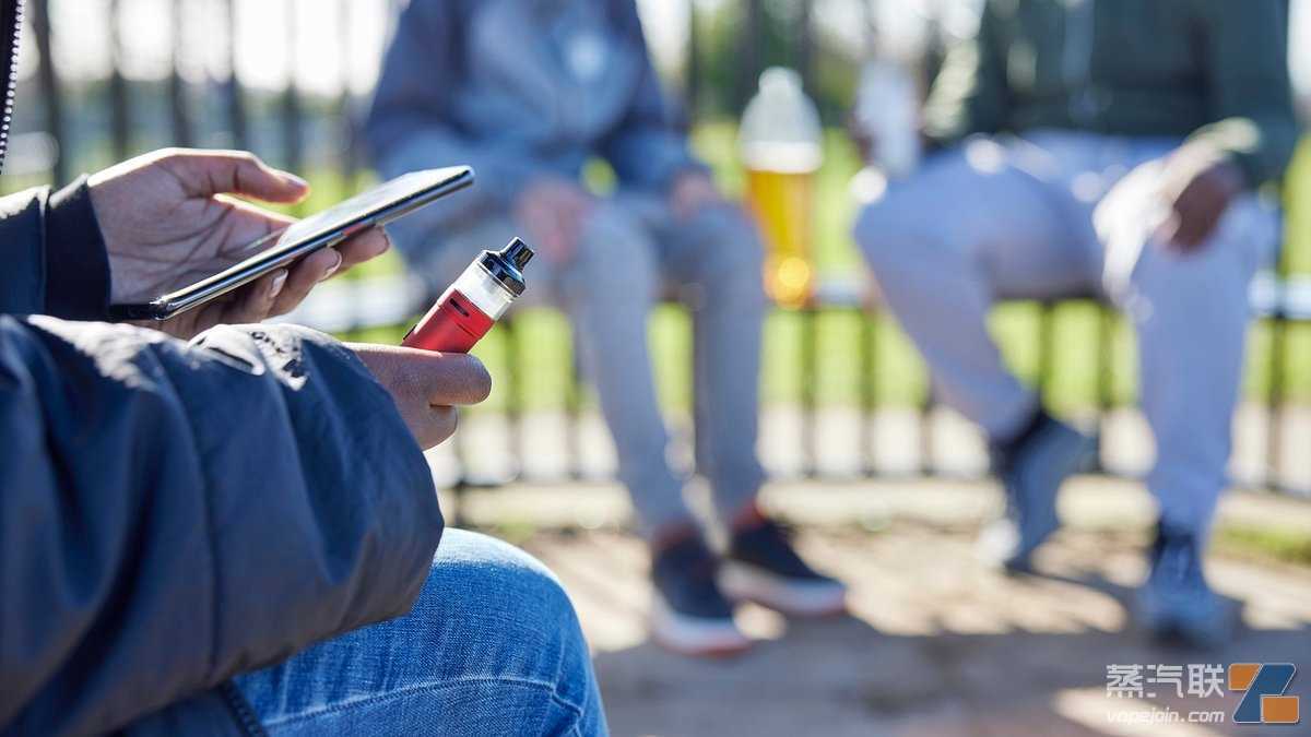 英国议员呼吁学校通报学生使用电子烟情况 调查显示多数父母支持