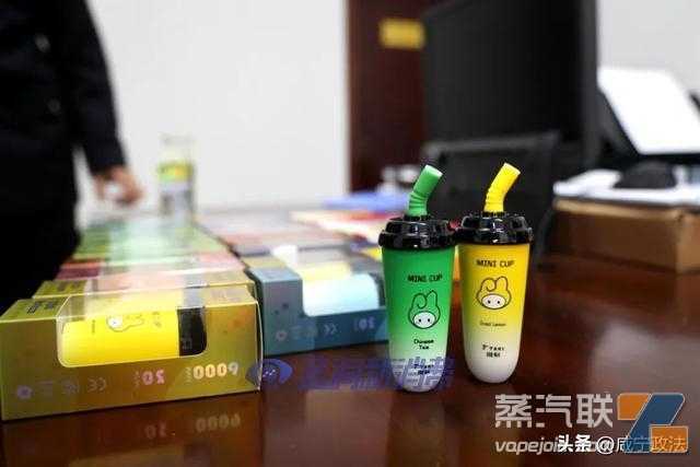 通城公安与烟草联合执法查获一批危害青少年的奶茶杯与可乐罐