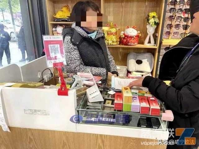 通城公安与烟草联合执法查获一批危害青少年的奶茶杯与可乐罐