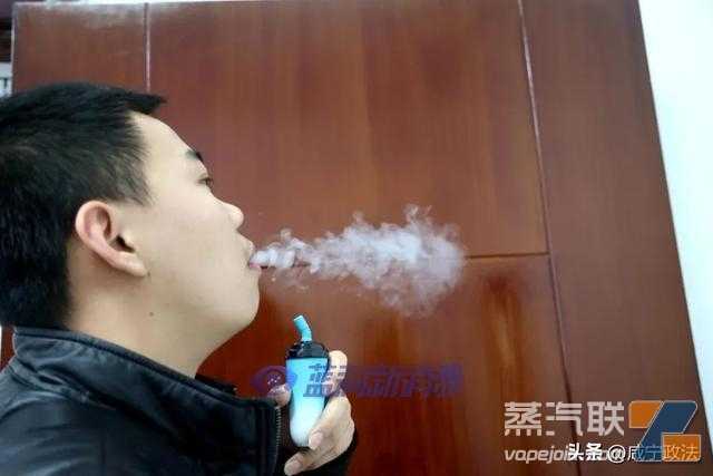 通城公安与烟草联合执法查获一批危害青少年的奶茶杯与可乐罐