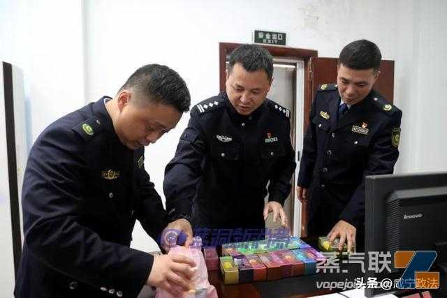 通城公安与烟草联合执法查获一批危害青少年的奶茶杯与可乐罐