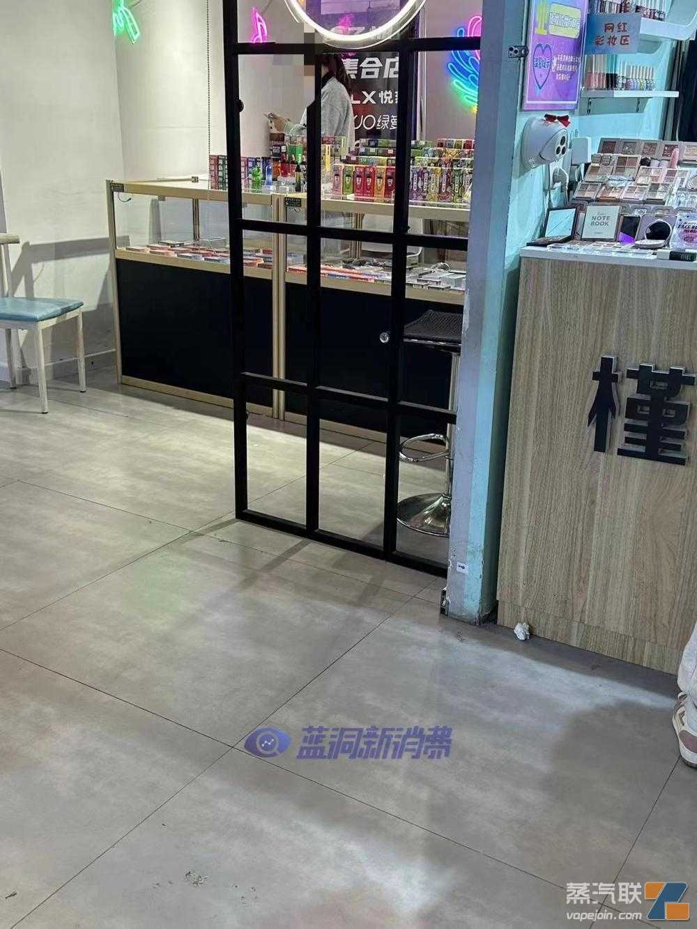 广州沈阳部分电子烟店公开在店摆放并销售奶茶杯和通配电子烟