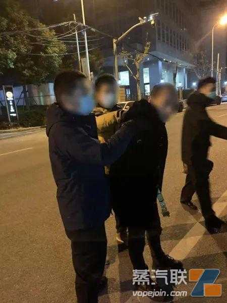 警惕！毒品盯上电子烟，“上头”烟油其实是新型毒品(电子烟油 毒品)