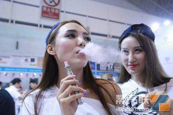 电子烟能帮助人们戒烟吗？使用电子烟戒烟是否会产生不良反应？