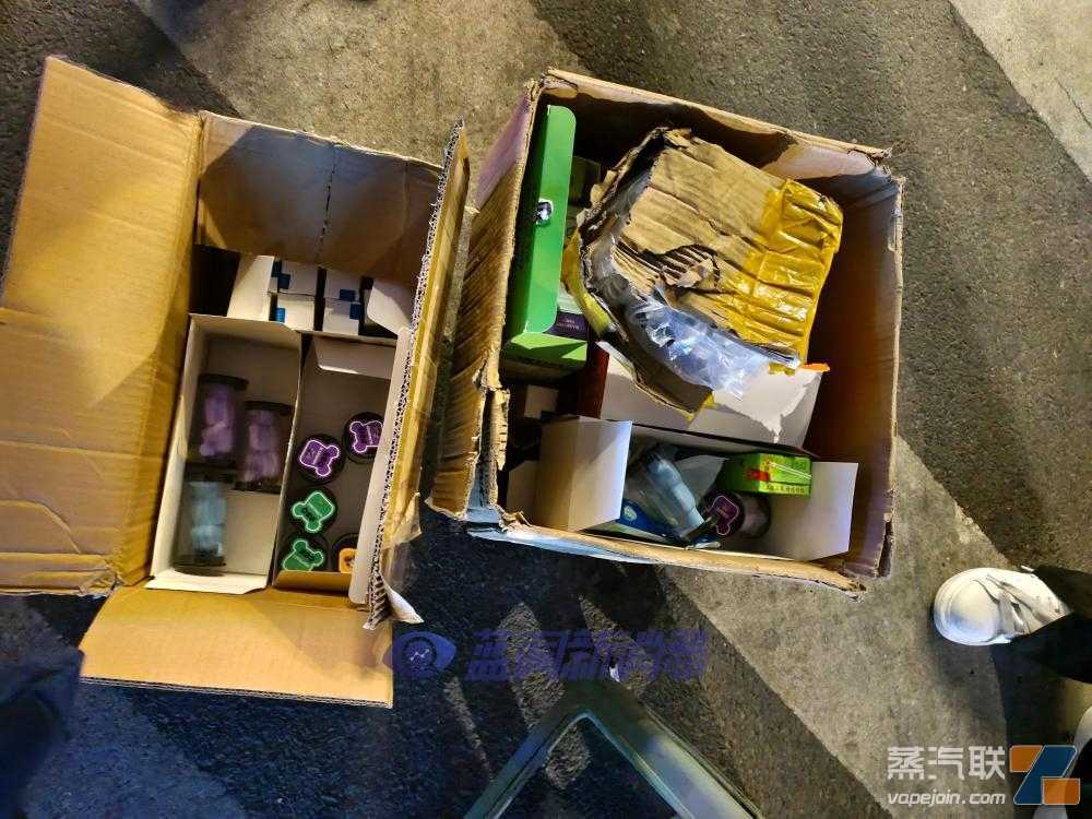 现场报道：赣州烟草局工作人员深夜查处电子烟地摊