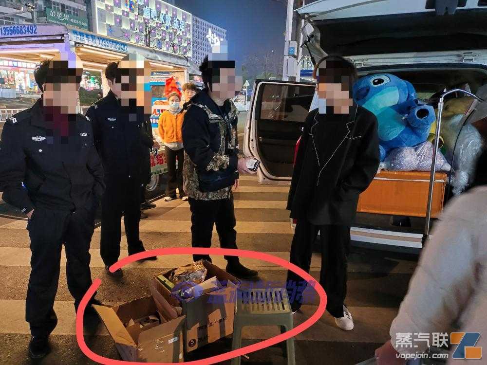 现场报道：赣州烟草局工作人员深夜查处电子烟地摊