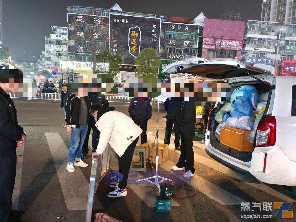 现场报道：赣州烟草局工作人员深夜查处电子烟地摊