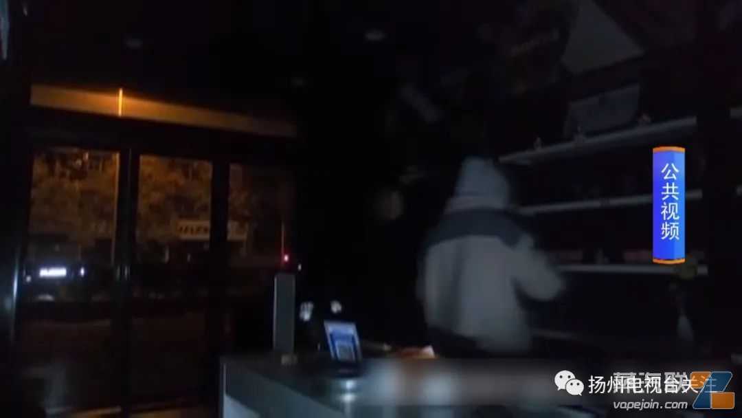 电子烟店成“ATM” 毛贼踹门“提现”