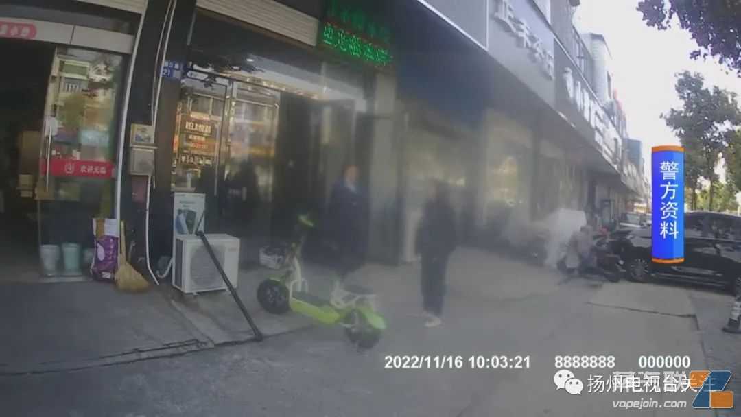 电子烟店成“ATM” 毛贼踹门“提现”